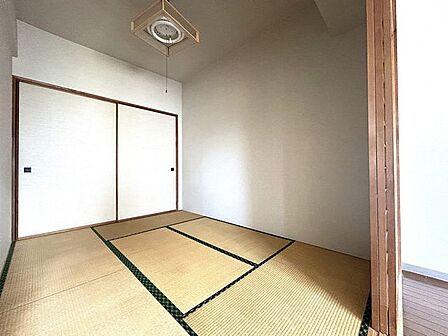 【和室】畳の温もりに包まれてほっと心が和む和室!大容量の押入収納を備えています。