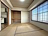 室内：【和室】窓からやわらかな光が差し込む約4.5帖の和室。
