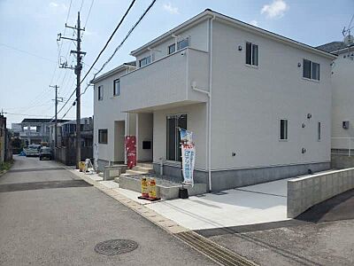 外観：建物全体と前面道路の位置関係がつかめます