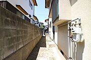 建物側面。キッチン横の勝手口から出られます