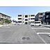 駐車場：停めやすく整理された広々駐車場