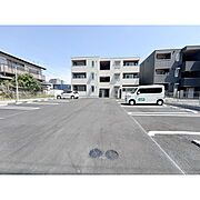 停めやすく整理された広々駐車場
