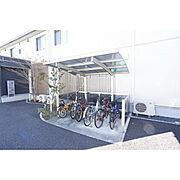 屋根付きの共有駐輪場