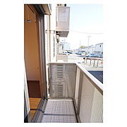 明るい日差しの差し込むバルコニー