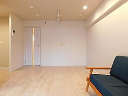 [居間] 【LDK】長方形に広がるリビングダイニングは、家具のレイアウトもしやすい形状となっています。