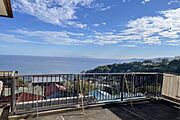 屋上からは澄み渡る青空の下に広がる美しい水平線を望みます