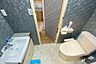 室内：洗面室にはトイレも併設