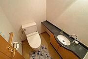 洗面付きでゆとりあるトイレ