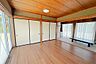 洋室：二面の窓からは陽が差し込み部屋全体を明るく照らします