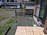 その他：黒色の伸縮ゲートの奥が本物件への通路です。