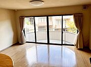 アーチ形のバルコニーがかわいらしい雰囲気になっています