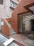 1階から2階へ上がるにはエレベーターもありますが、外階段もございます。