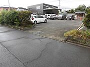駐車場の入口側(南側)に立って北側を向いています。