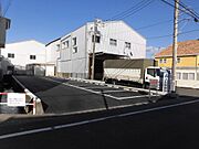 駐車場の南西側に立って駐車場の方を向いています。