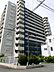 マンションの北東側に立ってマンション側を向いています。