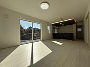 家族全員が集まるリビング。建物と性能と敷地の特性を活かした、明るく開放的な空間。
