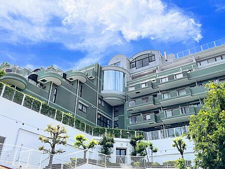 宇佐美海水浴場目の前で、雄大な相模湾を望む眺望。源泉かけ流しの温泉大浴場や、屋外屋上プールからも相模湾を望めます。伊豆観光の拠点や、定住にも向いたリゾートマンション。