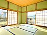 室内：敷地や建物からは周辺の山並みを望むことができ、自然を身近に感じられる住環境が広がっています。