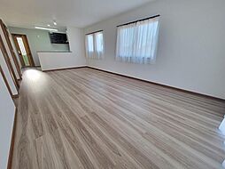 吉田町片岡・戸建＼築3年・駐車3台可・中央小学区／ 4LDKのリビング/ダイニング