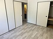 玄関入って右側の洋室