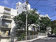 熱海の閑静な住宅地にある大型リゾートマンションです。