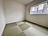 和室：【和室】あるとうれしい和室、大窓からの見晴らしも良好♪落ち着くスペースです。お子様を少し寝かせるのにも最適。