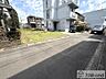 外観：前面道路を含む現地写真