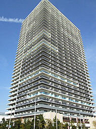 白く高くそびえ建つシャープな外観。いざというときのために！地震の揺れを軽減する免震構造！