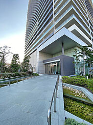 エントランスまでのアプローチが広く、バリアフリー対応の手すりが設置されているため、アクセスが良好です