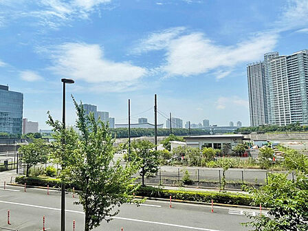 バルコニーからの眺望です。有明方面を臨みます。