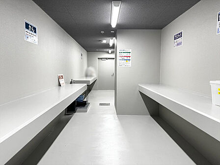 敷地内ゴミ置き場は、24時間ゴミ出し可。脱臭機能付きで清潔な状態をキープ。2026年5月撮影