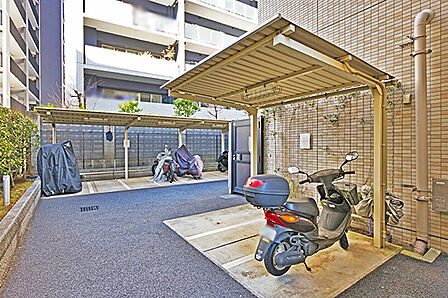 屋根付きバイク置き場。