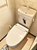 トイレ：温水洗浄便座付きトイレはシンプルなデザインで落ち着いた雰囲気のリラックス空間です。