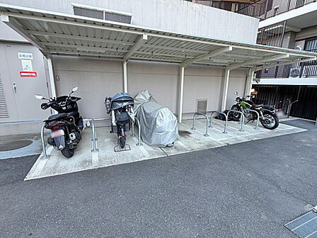 屋根付きのバイク置場を完備し、雨や汚れから大切な車両を守ります。
