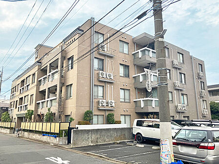徒歩圏内にはスーパーやコンビニ、ドラッグストアなど生活利便施設が揃い、日常のお買い物にも便利な環境。