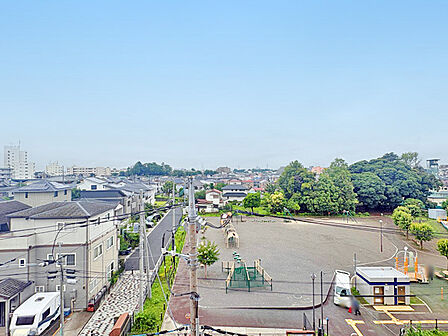 バルコニーからの開放的な眺望 眼下には公園が広がり、緑を感じられる穏やかな住環境が魅力。