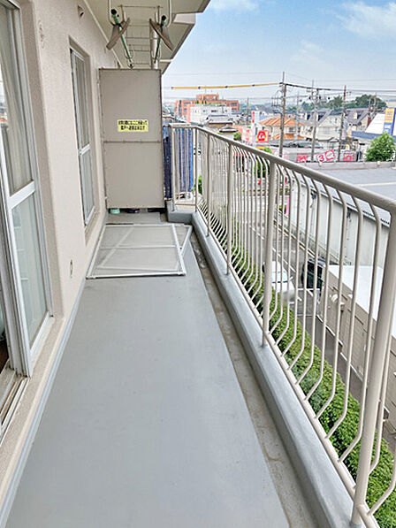 両面バルコニー採用につき、陽当たり・通風良好。心地よい風が住まい全体を包みます。
