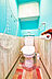 トイレ：トイレ上部に造り付けの吊戸棚がありますので、トイレットペーパーなどを収納可能です。