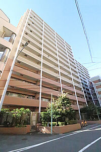 外観：総戸数111戸の14階建てマンション