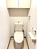 トイレ：トイレットペーパー他、収納に役立つ上部吊戸棚があります