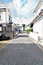 その他：前面道路(対象不動産は写真左側)