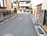 その他：前面道路　玄関から北側を望む