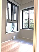 二面採光の洋室約2．5帖
