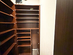 靴を履いたままで入りできる大型シューズインクローゼット。靴以外の荷物も収納可能！