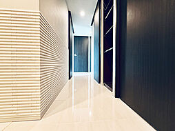 玄関正面にはニッチコンソールを設置。各居室、リビングへと続く玄関ホールには収納スペースも確保。