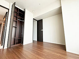 【6.6帖洋室】大容量ＷＩＣ。衣類を効率よく収納できるスペースを設けると、衣替えや整理整頓がスムーズ