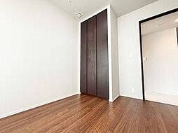 【5帖洋室】プライベートスペースをスッキリとした空間でお過ごしいただけるよう、クローゼット完備。