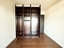 【5.5帖洋室】ハンガーパイプと棚板を設けたクローゼット。洋服、小物などすっきりと整理できます。