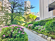 緑と花に囲まれた共用通路で四季を感じられる、落ち着いた住環境が魅力のマンションです