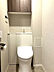 トイレ：温水洗浄便座を採用。収納棚付きで清潔感のある快適なトイレです。